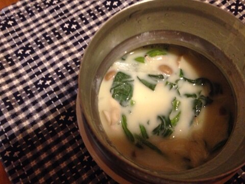 ほうれん草としめじの豆乳味噌スープ。